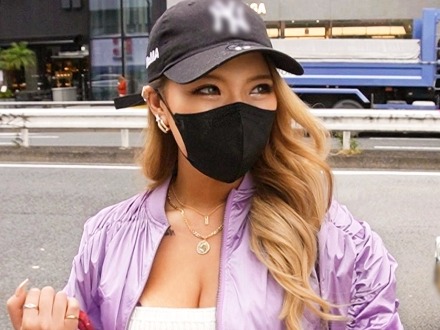 【素人】デカチンに犯される女子大生ギャル！手マンで潮吹きしてビショビショになるとマングリ返しセックスで痙攣イキ♡