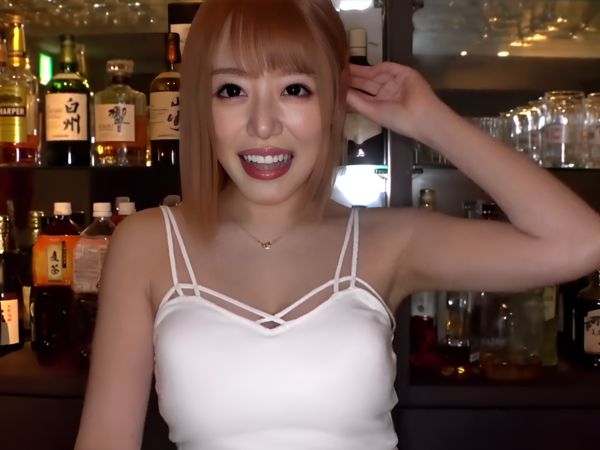 【スポーツバーのエロ娘】 フェラテクが凄すぎる！ ジュポジュポ音を立ててご奉仕♡ 騎乗位で乱れまくる敏感ボディ！