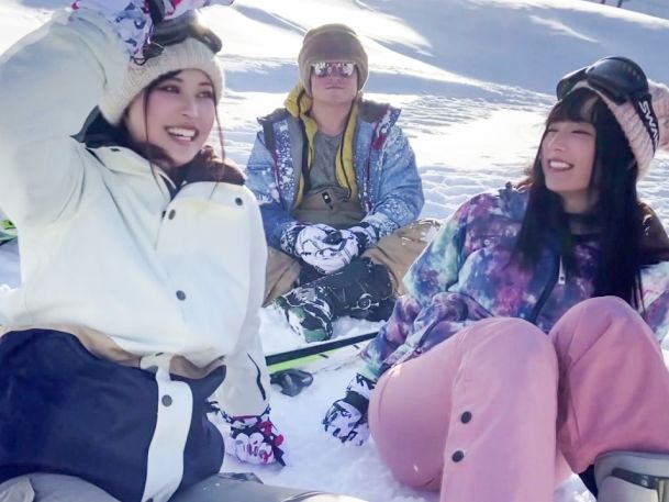 【ゲレンデナンパ】『ダメ…そんなにされたら…』雪のように白い肌の女子大生2人組を口説き落とし、飲み会でエッチなオモチャ責め！敏感ボディがビクビク反応しちゃう♡