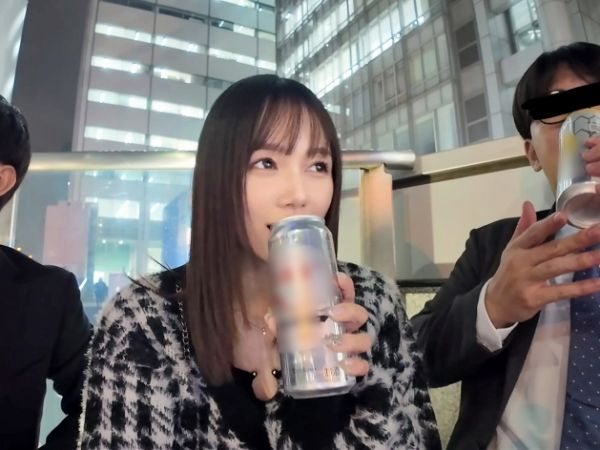 【美巨乳美女の逆ナン大冒険】街で見つけた男たちを逆ナンパ！美巨乳を武器にチ○ポを次々ゲットし、3Pで精子を搾り取る貪欲セックス！男たちを翻弄する美女の淫乱プレイに興奮必至！