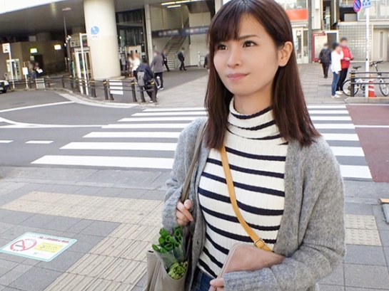 【欲求不満人妻】『もう我慢できない…』エッチな下着を着けた人妻がナンパに即応！パイパンおま○こを他人棒で激しく突かれ、喘ぎまくる！夫には見せない乱れっぷりがエロすぎる！♡