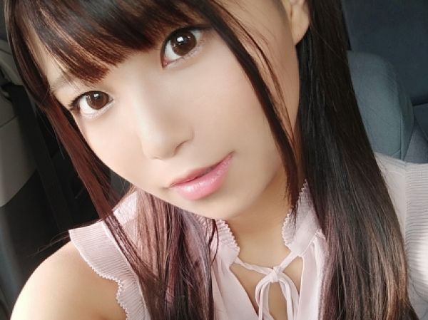 【車内乱交】地下駐車場で発情する痴女！見知らぬ男の車に侵入し、濃厚なカーセックスで欲望をぶつけ合う！互いの体を貪り、熱い夜を過ごす大人の遊び♡