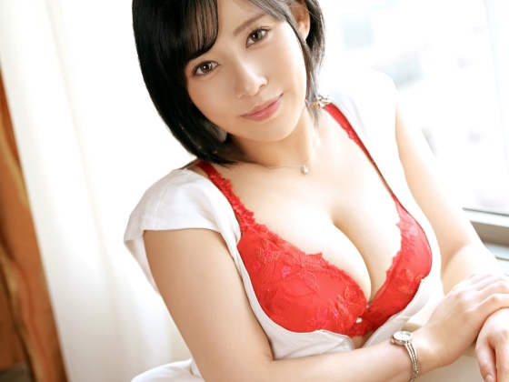 【爆乳お姉さんの淫乱フェラ】ダイナマイトボディの美女がチ●ポをしゃぶりまくり！ビンビンに勃起した肉棒でオマ●コを激突きされ、感じまくるエロいお姉さん！