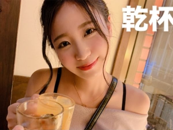 【彼氏持ち美女の浮気SEX】『彼氏じゃ満足できない…』スレンダー美乳の欲求不満美女がホテルでエロ衣装に着替え、スケベな騎乗位で中出し求める！♡