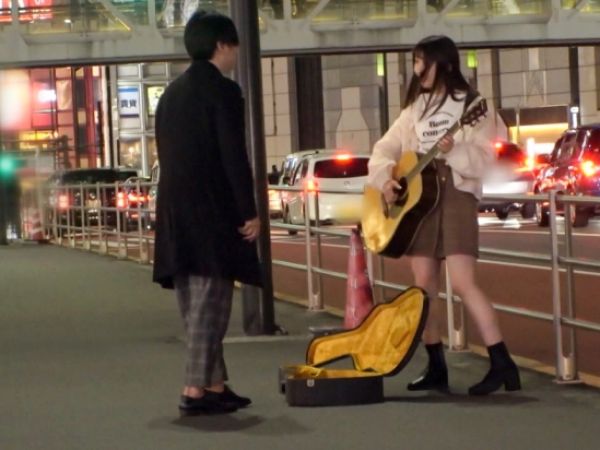 【現ナマ100万で彼氏持ちお姉さんを口説き落とす！】路上ミュージシャンの投げ銭ナンパ成功！ホテルで背面座位や立ちバックで激しくヤリまくる！！♡