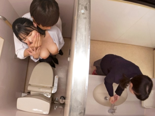 【巨乳女教師の禁断プレイ】Hカップのむちむちボディが個室トイレで大胆不敵！同僚との0距離密着セックスでスリルと背徳感に溺れる、火照るカラダがエロすぎる！♡