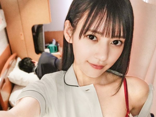 【裏垢バレた変態看護師】『誰にも言わないで…』SNSでエロ写真をアップする淫乱ナースが同僚に秘密の裏アカウントを見つかり、診察室でこっそり罰セックス♥ 誰もいない病院で声を押し殺して感じまくる！♡