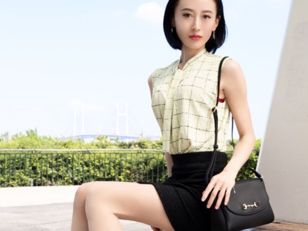 【美熟女不倫】欲求不満な人妻が禁断の他人棒に溺れる！手マンでグチョグチョになったオマンコにチンポをねじ込まれ、性欲爆発の淫乱セックス♡